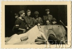 Sierpień 1944, Warszawa, Generalne Gubernatorstwo.
Powstanie Warszawskie, grupa powstańców obok działa.
Fot. NN, Instytut Polski i Muzeum im. gen. Sikorskiego w Londynie  [teczka 81]