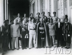 20.06.1944, Watykan.
Przed audiencją u papieża Piusa XII. Pierwszy rząd od lewej: NN, płk Szymański (w amerykańskim mundurze), ambasador przy Stolicy Apostolskiej Kazimierz Papée, generał Władysław Anders, biskup polowy Józef Gawlina, podpułkowinik Kończyc, radca Bronowski. W drugim rzędzie trzeci od lewej por. Ludwik Łubieński, red. Fajans, por. Lubomirski, ppłk Bąkiewicz, ks. prał. Walerian Meysztowicz. W trzecim rzędzie od lewej st. wachm. Rozum, kpr. podch. Bystrzycki, czwarty - sierż. Bugajski, sierż. Pawlak, NN, plut. Lebiedziewicz.
(pieczatka: Pontificia G.Felici, Roma, Via Babuino, 75)
Fot. NN, Instytut Polski i Muzeum im. gen. Sikorskiego w Londynie