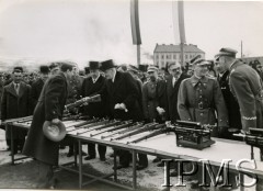 Kwiecień 1936, Warszawa, Polska.
Przekazanie wojsku 100 karabinów przez Państwową Fabrykę Karabinów w Warszawie. Prezydent RP Ignacy Mościcki ogląda karabin, obok niego (3. od prawej) stoi marszałek Edward Rydz-Śmigły.
Fot. Instytut Polski im. Gen. Sikorskiego w Londynie [teczka 105 - Ignacy Mościcki]