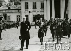 Maj 1937, Warszawa, Polska.
Druga rocznica śmierci marszałka Polski Józefa Piłsudskiego. Prezydent Ignacy Mościcki wychodzi ze mszy żałobnej, która odbyła się w Belwederze. Za nim w pierwszym rzędzie po prawej stronie idzie Marszałek Edward Rydz-Śmigły, po lewej - gen. Tadeusz Kasprzycki.
Fot. Instytut Polski im. Gen. Sikorskiego w Londynie [teczka 105 - Ignacy Mościcki]