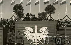 1936-1939, Warszawa, Polska.
Uroczystości na Polu Mokotowskim z udziałem prezydenta RP Ignacego Mościckiego (siedzi 2. od prawej na trybunie honorowej) i marszałka Edwarda Rydza-Śmigłego (stoi 1. od lewej na trybunie honorowej). 
Fot. Instytut Polski im. Gen. Sikorskiego w Londynie [teczka 105 - Ignacy Mościcki]