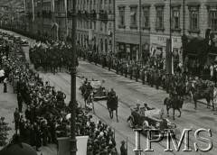 26.06.1937, Warszawa, Polska.
Wizyta króla Rumunii Karola II i księcia Michała w Polsce. W pierwszym samochodzie jadą król Rumunii Karol II i prezydent  Ignacy Mościcki, w drugim - książę Michał i marszałek Edward Rydz-Śmigły. Za nimi idzie oddział kawalerii.
Fot. Instytut Polski im. Gen. Sikorskiego w Londynie [teczka 105 - Ignacy Mościcki]