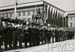 Lata 30., Warszawa, Polska.
Attaches wojskowi uczestniczą w uroczystościch przed Pałacem Saskim. Za nimi pomnik księcia Józefa Poniatowskiego.
Fot. Instytut Polski im. Gen. Sikorskiego w Londynie [teczka 105 - Ignacy Mościcki]
