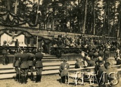 Lipiec 1929, Spała, Polska.
Święto Wychowania Fizycznego i Przysposobienia Wojskowego w Spale. Prezydent RP Ignacy Mościcki klęczy podczas uroczystej mszy polowej.
Fot. Instytut Polski im. Gen. Sikorskiego w Londynie