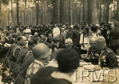 Lipiec 1929, Spała, Polska.
Święto Wychowania Fizycznego i Przysposobienia Wojskowego w Spale. Prezydent RP Ignacy Mościcki (3. z prawej strony stołu) rozmawia przy stole, m.in z Stanisławem Małachowskim-Nałęczem (5. z lewej strony stołu).
Fot. Instytut Polski im. Gen. Sikorskiego w Londynie [teczka 105 - Ignacy Mościcki]