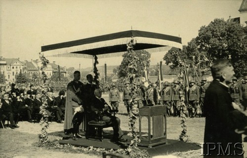 15.08.1939, Wilno, Polska.
Święto Żołnierza, 25-lecie 1 Pułku Piechoty Legionów i 1 Dywizji Legionów. Pod baldachimem siedzi Prezydent Ignacy Mościcki, za nim stoją adiutanci: kpt. Józef Hartman i kpt. Stefan Kryński. Z prawej stoi ks. Franciszek Tyczkowski, kapelan 1 pułku Legionów.
Fot. NN, Instytut Polski i Muzeum im. gen. Sikorskiego w Londynie