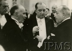 Lata 30., Berlin, III Rzesza Niemiecka.
Ambasador RP w Niemczech Józef Lipski (stoi w środku) na bankiecie.
Fot. NN, Instytut Polski i Muzeum im. gen. Sikorskiego w Londynie [teczka 133 – dyplomaci; fotografie przesłane przez siostrzeńca Jana Szembeka K. Mycielskiego z Johanesburga]