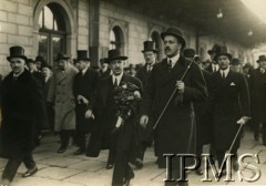 21-23.04.1925, Warszawa, Polska.
Oficjalna wizyta ministra spraw zagranicznych Czechosłowacji Edwarda Benesza w Polsce. Edward Benesz z kwiatami i minister spraw zagranicznych Aleksander Skrzyński na warszawskim dworcu.
Fot. NN, Instytut Polski i Muzeum im. gen. Sikorskiego w Londynie [teczka 133 – dyplomaci; fotografie przesłane przez siostrzeńca Jana Szembeka K. Mycielskiego z Johanesburga]