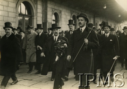 21-23.04.1925, Warszawa, Polska.
Oficjalna wizyta ministra spraw zagranicznych Czechosłowacji Edwarda Benesza w Polsce. Edward Benesz z kwiatami i minister spraw zagranicznych Aleksander Skrzyński na warszawskim dworcu.
Fot. NN, Instytut Polski i Muzeum im. gen. Sikorskiego w Londynie [teczka 133 – dyplomaci; fotografie przesłane przez siostrzeńca Jana Szembeka K. Mycielskiego z Johanesburga]