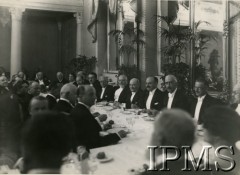 Czerwiec 1933, Warszawa, Polska.
Bankiet wydany na cześć Julesa Laroche z okazji siódmej rocznicy pełnienia funkcji ambasadora Francji w Polsce. Za stołem siedzą  m.in.:  były minister komunikacji Alfons Kuhn (1.  z prawej od zewnętrznej strony stołu), poseł Janusz Radziwiłł (2.  z prawej od zewnętrznej strony stołu), wiceminister skarbu Tadeusz Lechnicki (3.  z prawej od zewnętrznej strony stołu), ambasador Jules Laroche (6. z prawej od zewnętrznej strony stołu), wiceminister spraw zagranicznych Polski Jan Szembek (7.  z prawej od zewnętrznej strony stołu), mecenas Aleksander Lednicki (8.  z prawej od zewnętrznej strony stołu), August Zaleski (9. z prawej od zewnętrznej strony stołu), Róża Tyszkiewicz (10. z prawej od zewnętrznej strony stołu), Jan Benedykt Tyszkiewicz (11. z prawej od zewnętrznej strony stołu) oraz szef Protokołu Dyplomatycznego MSZ Karol Romer (1. z prawej od wewnętrznej strony stołu).
Fot. NN, Instytut Polski im. Gen. Sikorskiego w Londynie [teczka 133 – dyplomaci; fotografie przesłane przez siostrzeńca Jana Szembeka K. Mycielskiego z Johanesburga]