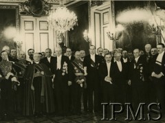 1.01.1934, Warszawa, Polska.
Prezydent RP Ignacy Mościcki przyjmuje życzenia noworoczne od dyplomatów na Zamku Królewskim. Na fotografii prezydent; premier Janusz Jędrzejewicz, minister spraw zagranicznych Józef Beck, nuncjusz apostolski w Polsce Francesco Marmaggi, ambasador Francji w Polsce Jules Laroche, ambasador Stanów Zjednoczonych w Polsce John Cudahy, ambasador angielski w Polsce William Erskine, ambasador Włoch w Polsce Giuseppe Bastianini, poseł nadzwyczajny i minister pełnomocny ZSRR w Polsce Władimir Antonow-Owsiejenko, szef Protokołu Dyplomatycznego Ministerstwa Spraw Zagranicznych Karol Romer.
Fot. NN, Instytut Polski im. Gen. Sikorskiego w Londynie [teczka 133 – dyplomaci; fotografie przesłane przez siostrzeńca Jana Szembeka K. Mycielskiego z Johanesburga]