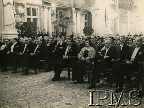 Grudzień 1934, Warszawa, Polska.
Obchody 1000 rocznicy urodzin perskiego poety Ferdousiego w sali Rady Miejskiej. W uroczystości uczestniczą: wiceminister spraw zagranicznych Jan Szembek (1. od lewej w pierwszym rzędzie), minister przemysłu i handlu Henryk Floyar-Rajchman (2. od lewej w pierwszym rzędzie), minister Wyznań Religijnych i Oświecenia Publicznego Wacław Jędrzejewicz (3. od lewej w pierwszym rzędzie), minister skarbu Władysław Zawadzki (3. od lewej w pierwszym rzędzie), poseł nadzwyczajny i minister pełnomocny Iranu w Polsce Nadir Mirza Arasteh z żoną (4. i 5. od lewej w pierwszym rzędzie), poseł Czechosłowacji w Polsce Vaclav Girsa (6. od lewej w pierwszym rzędzie).
Fot. NN, Instytut Polski im. Gen. Sikorskiego w Londynie [teczka 133 – dyplomaci; fotografie przesłane przez siostrzeńca Jana Szembeka K. Mycielskiego z Johanesburga]
