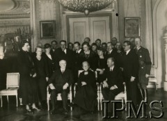 Maj 1935, Kraków, Polska.
Oficjalna wizyta marszałka Francji Philippe Petaina w Polsce. Marszałek uczestniczył w uroczystościach pogrzebowych Józefa Piłsudskiego. Na fotografii wykonanej w Pałacu pod Baranami widoczni są: Philippe Petain (siedzi 1. od lewej), żona Andrzeja Potockiego (siedzi w środku), Hans Frank (siedzi 1. od prawej; późniejszy generalny gubernator na okupowanych terenach Polski), żona Artura Potockiego, żona Stanisława Potockiego, Antoni Tarnowski, Jan Szembek (stoi 4. z lewej w drugim rzędzie), Adam Potocki, Maria Potocka, Izabela Krasińska, Artur Potocki, Konstanty Przeździecki. 
Fot. NN, Instytut Polski im. Gen. Sikorskiego w Londynie [teczka 133 – dyplomaci; fotografie przesłane przez siostrzeńca Jana Szembeka K. Mycielskiego z Johanesburga]