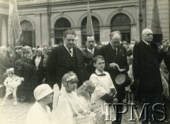 Lata 30., Polska.
Procesja Bożego Ciała. Uczestniczą w niej wiceminister spraw zagranicznych Jan Szembek (1. z lewej za dziećmi), członek Prezydium Rady Ministrów Aleksander Mohl (2. z lewej), urzędnik Ministerstwa Spraw Zagranicznych Rajmund Przeździecki (3. z lewej), dyrektor Departamentu Wyznań w Ministerstwie Wyznań i Oświecenia Publicznego Franciszek Potocki (4. z lewej). Urzędnicy idą w towarzystwie ministranta i dziewczynek sypiących kwiaty.
Fot. NN, Instytut Polski im. Gen. Sikorskiego w Londynie [teczka 133 – dyplomaci; fotografie przesłane przez siostrzeńca Jana Szembeka K. Mycielskiego z Johanesburga]