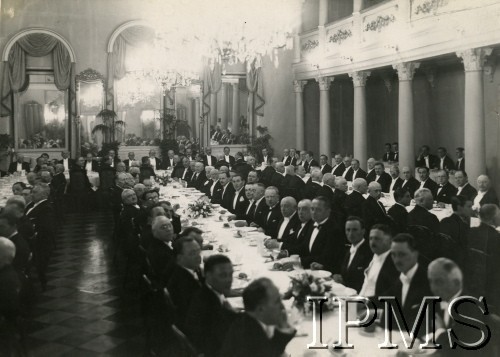 Czerwiec 1933, Warszawa, Polska.
Bankiet wydany na cześć Julesa Laroche z okazji siódmej rocznicy pełnienia funkcji ambasadora Francji w Polsce. Widok na salę.
Fot. NN, Instytut Polski im. Gen. Sikorskiego w Londynie [teczka 133 – dyplomaci; fotografie przesłane przez siostrzeńca Jana Szembeka K. Mycielskiego z Johanesburga]