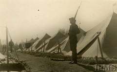 1942, ZSRR.
Jeden z obozów formującej się Armii Polskiej na Wschodzie, żołnierz z karabinem trzymający wartę przed namiotami.
Fot. Wojskowe Biuro Propagandy i Oświaty. Polskie Siły Zbrojne w ZSRR; Instytut Polski i Muzeum im. gen. Sikorskiego w Londynie.