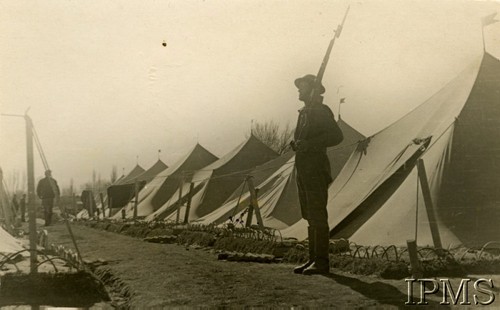 1942, ZSRR.
Jeden z obozów formującej się Armii Polskiej na Wschodzie, żołnierz z karabinem trzymający wartę przed namiotami.
Fot. Wojskowe Biuro Propagandy i Oświaty. Polskie Siły Zbrojne w ZSRR; Instytut Polski i Muzeum im. gen. Sikorskiego w Londynie.