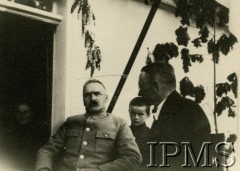 Maj 1925, Święcica, Polska.
Dwudniowa wizyta Marszałka Józefa Piłsudskiego w majątku prezesa Towarzystwa Straży Kresowej Zdzisława Lechnickiego. Marszałek prowadził w Święcicy rozmowy polityczne m.in. z Melchiorem Wańkowiczem, Antonim Zalewskim i gen. Gustawem Orliczem-Dereszem. Ich celem było pozyskanie środowiska politycznego, które reprezentowali. Na zdjęciu Marszałek Józef Piłsudski (1. od lewej), Felicjan Klemens Lechnicki (2. od lewej; w czasie II wojny światowej służył jako pilot, zginął w 1944), Zdzisław Lechnicki (3. od lewej).
Fot. NN, Instytut Polski im. Gen. Sikorskiego w Londynie [teczka 40 - Józef Piłsudski]