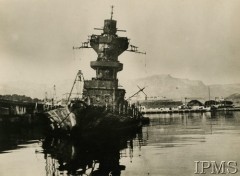 27.11.1942, Tulon, Francja.
Samozatopienie francuskiej floty (wiernej rządowi Vichy) zagrożonej niemieckim atakiem. Zniszczony okręt w porcie.
Fot. NN, Instytut Polski i Muzeum im. gen. Sikorskiego w Londynie