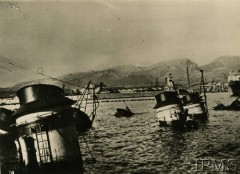 27.11.1942, Tulon, Francja.
Samozatopienie francuskiej floty (wiernej rządowi Vichy) zagrożonej niemieckim atakiem. Na pierwszym planie kominy zatopionego okrętu.
Fot. NN, Instytut Polski i Muzeum im. gen. Sikorskiego w Londynie