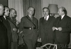 1941-1943, Londyn, Anglia, Wielka Brytania.
Stoją od prawej: Stanisław Mikołajczyk, Stanisław Kot, gen. Władysław Sikorski - premier polskiego rządu na uchodźstwie, gen. Marian Kukiel i Marian Seyda.
Fot. Czesław Datka, Instytut Polski i Muzeum im. gen. Sikorskiego w Londynie [teczka nr 147 – Mikołajczyk]
