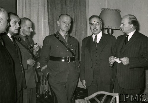 1941-1943, Londyn, Anglia, Wielka Brytania.
Stoją od prawej: Stanisław Mikołajczyk, Stanisław Kot, gen. Władysław Sikorski - premier polskiego rządu na uchodźstwie, gen. Marian Kukiel i Marian Seyda.
Fot. Czesław Datka, Instytut Polski i Muzeum im. gen. Sikorskiego w Londynie [teczka nr 147 – Mikołajczyk]
