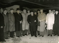 1944, Londyn, Anglia, Wielka Brytania.
Członkowie polskiej delegacji rządowej wracają z wizyty w Stanach Zjednoczonych. Na tle samolotu stoją od lewej: NN, Stanisław Kot, Marian Seyda, NN, Wacław Komornicki (z tyłu), Stanisław Grabski, Adam Romer, premier Stanisław Mikołajczyk, NN, Władysław Banaczyk, NN, Tadeusz Romer, NN, ks. Zygmunt Kaczyński.
Fot. NN, Instytut Polski i Muzeum im. gen. Sikorskiego w Londynie [teczka nr 147 – Mikołajczyk]