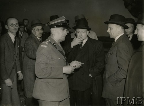 1944, Londyn, Anglia, Wielka Brytania.
Członkowie polskiej delegacji rządowej wracają z wizyty w Stanach Zjednoczonych. Stoją od lewej: Stanisław Kot, NN, premier Stanisław Mikołajczyk, Władysław Banaczyk, ks. Zygmunt Kaczyński.
Fot. NN, Instytut Polski i Muzeum im. gen. Sikorskiego w Londynie [teczka nr 147 – Mikołajczyk]