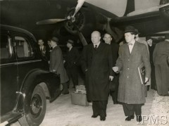 1944, Londyn, Anglia, Wielka Brytania.
Członkowie polskiej delegacji rządowej wracają z wizyty w Stanach Zjednoczonych. W środku stoi premier Stanisław Mikołajczyk, w głębi za samochodem widoczny Stanisław Kot. 
Fot. NN, Instytut Polski i Muzeum im. gen. Sikorskiego w Londynie [teczka nr 147 – Mikołajczyk]