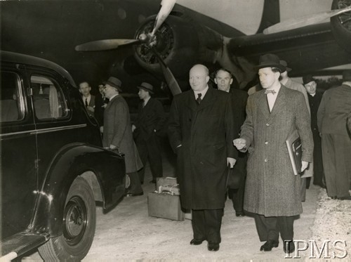 1944, Londyn, Anglia, Wielka Brytania.
Członkowie polskiej delegacji rządowej wracają z wizyty w Stanach Zjednoczonych. W środku stoi premier Stanisław Mikołajczyk, w głębi za samochodem widoczny Stanisław Kot. 
Fot. NN, Instytut Polski i Muzeum im. gen. Sikorskiego w Londynie [teczka nr 147 – Mikołajczyk]