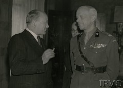 19.06.1944, Londyn, Anglia, Wielka Brytania.
Ambasada Polska w Londynie, premier Stanisław Mikołajczyk z papierosem w dłoni i gen. Bronisław Regulski, polski attache wojskowy w Wielkiej Brytanii.
Fot. NN, Instytut Polski i Muzeum im. gen. Sikorskiego w Londynie [teczka nr 147 – Mikołajczyk]