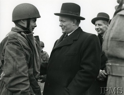 1943-1944, Wielka Brytania.
Premier Stanisław Mikołajczyk, wizytuje polskie oddziały stacjonujące w Wielkiej Brytanii. Na zdjęciu premier w rozmowie z żołnierzem.
Fot. NN, Instytut Polski i Muzeum im. gen. Sikorskiego w Londynie [teczka nr 147 – Mikołajczyk]