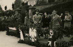 7.03.1941, Szkocja, Wielka Brytania.
Król Jerzy VI i królowa Elżbieta wizytują I Korpus Polski w Szkocji. Z prawej stoi gen. Władysław Sikorski - premier polskiego rządu na uchodźstwie 
Fot. NN, Instytut Polski i Muzeum im. gen. Sikorskiego w Londynie [teczka 151]