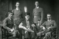 20.05.1916, Wiedeń, Austro-Węgry.
Oryginalny podpis na odwrocie zdjęcia: „Deputowani Legionów Polskich z medalem hołdowniczym u arcyksiężnej Izabelli”. Od lewej siedzą: pułkownik 2 Brygady Legionów Polskich  Marian Żegota-Januszajtis, profesor Uniwersytetu Jagiellońskiego Jerzy Mycielski, szef sztabu i pułkownik I Brygady Legionów Polskich Kazimierz Sosnkowski; od lewej stoją: szef Departamentu Wojskowego Legionów Polskich pułkownik Władysław Sikorski, major 3 Brygady Legionów Polskich major Andrzej Galica.
Fot. Instytut Polski im. Gen. Sikorskiego w Londynie [teczka 154 - Kazimierz Sosnkowski], przekazał Zygmunt Mycielski.
