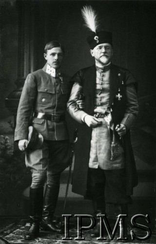 20.05.1916, Wiedeń, Austro-Węgry.
Oryginalny podpis na odwrocie zdjęcia: „Deputowani Legionów Polskich z medalem hołdowniczym u arcyksiężnej Izabelli”. Do zdjęcia pozują (od lewej) pułkownik 2 Brygady Legionów Polskich  Marian Żegota-Januszajtis i profesor Uniwersytetu Jagiellońskiego Jerzy Mycielski
Fot. Instytut Polski im. Gen. Sikorskiego w Londynie [teczka 154 - Kazimierz Sosnkowski], przekazał Zygmunt Mycielski.
