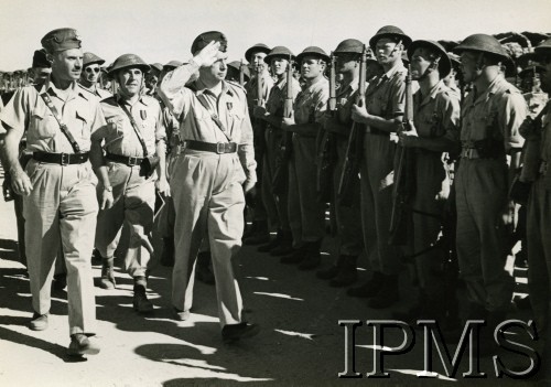 Prawdopodobnie 1943-1944, brak miejsca.
Generał Kazmierz Sosnkowski (salutuje) w towarzystwie generala Władysława Andersa dokonuje przeglądu jednego z oddziałów.
Fot. Instytut Polski im. Gen. Sikorskiego w Londynie [teczka 154 - Kazimierz Sosnkowski]