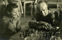 1943, Bliski Wschód.
Wódz Naczelny Polskich Sił Zbrojnych generał Kazimierz Sosnkowski wizytuje Szkołę Młodych Ochotniczek.
Fot. W. Ostrowski,  Instytut Polski w Londynie w Londynie.