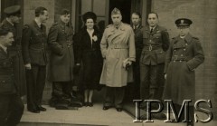 1941, Swinderby, Anglia, Wielka Brytania.
Lotnisko RAF, gdzie pełnili służbę lotnicy z Dywizjonów Lotniczych 300 i 301. Przed budynkiem stoją:  (w środku w jasnym płaszczu) generał Kazimierz Sosnkowski z żoną Jadwigą, z ich prawej strony dowódca Dywizjonu Bombowego 301 pułkownik Roman Rudkowski, Karol Radziwiłł, porucznik Henryk Śliwiński, kapitan Henryk Sawlewicz; na lewo od generała stoją porucznik  Zenon Kurzempa, dowódca Dywizjonu Bombowego 300 pułkownik Wacław Makowski, ksiądz kapitan Ignacy Olszewski.
Fot. Instytut Polski im. Gen. Sikorskiego w Londynie [teczka 154 - Kazimierz Sosnkowski].