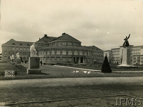 30.09.1929, Poznań, Polska.
Powszechna Wystawa Krajowa, widok pawilonu sztuk pięknych. Z lewej stoją rzeźby na cokołach. Z prawej widoczny model Pomnika Lotnika projektu Edwarda Wittiga. 
Fot. Tadeusz Kowalczyk, Instytut Polski i Muzeum im. gen. Sikorskiego w Londynie.