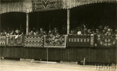 1936 (?), Kołomyja, woj. stanisławowskie, Polska.
Oficerowie 49 Pułku Piechoty na trybunie stadionu miejskiego udekorowanej dywanami i kilimami.
Fot. NN, Instytut Polski i Muzeum im. gen. Sikorskiego w Londynie