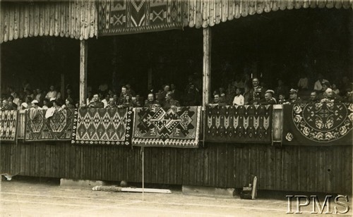 1936 (?), Kołomyja, woj. stanisławowskie, Polska.
Oficerowie 49 Pułku Piechoty na trybunie stadionu miejskiego udekorowanej dywanami i kilimami.
Fot. NN, Instytut Polski i Muzeum im. gen. Sikorskiego w Londynie
