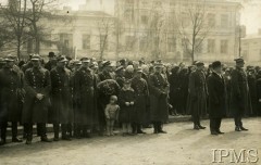 1934, Kołomyja, woj. stanisławowskie, Polska.
Władze miasta, żołnierze 49 Pułku Piechoty i mieszkańcy podczas uroczystości, w środku stoi oficer z dwójką dzieci.
Fot. NN, Instytut Polski i Muzeum im. gen. Sikorskiego w Londynie