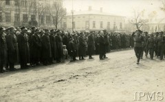 1934, Kołomyja, woj. stanisławowskie, Polska.
Oficerowie 49 Pułku Piechoty i władze miasta przyjmują defiladę, z prawej maszeruje oddział Strzelców.
Fot. NN, Instytut Polski i Muzeum im. gen. Sikorskiego w Londynie