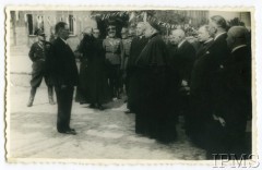 1938, Kowel, Wołyń, Polska.
Kardynał August Hlond przed gimnazjum na ulicy Królowej Bony, czwarty od lewej stoi mjr E. Iwaszkiewicz.
Fot. NN, Instytut Polski i Muzeum im. gen. Sikorskiego w Londynie
