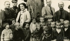 Lata 30., Koniszcze, gm. Górniki, pow. Kowel, woj. wołyńskie, Polska.
Przedszkole Polskiej Macierzy Szkolnej, grupa dzieci wraz z nauczycielką.
Fot. NN, Instytut Polski i Muzeum im. gen. Sikorskiego w Londynie