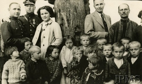 Lata 30., Koniszcze, gm. Górniki, pow. Kowel, woj. wołyńskie, Polska.
Przedszkole Polskiej Macierzy Szkolnej, grupa dzieci wraz z nauczycielką.
Fot. NN, Instytut Polski i Muzeum im. gen. Sikorskiego w Londynie