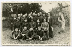 Sierpień 1932, Kowel, Wołyń, Polska.
Grupa żołnierzy 50 Pułku Piechoty i kilku cywili w garniturach.
Fot. NN, Instytut Polski i Muzeum im. gen. Sikorskiego w Londynie