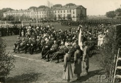 9.05.1937, Kowel, Wołyń, Polska.
Święto pułkowe 50 Pułku Piechoty Strzelców Kresowych. Msza polowa z udziałem dowódcy 27 Dywizji Piechoty gen. Juliusza Drapelli. W tle budynek koszar.
Fot. Sz. Epsztejn, Instytut Polski i Muzeum im. gen. Sikorskiego w Londynie