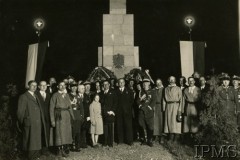 9.05.1937, Kowel, Wołyń, Polska.
Święto pułkowe 50 Pułku Piechoty Strzelców Kresowych. Grupa żołnierzy oraz cywile obok pomnika.
Fot. Sz. Epsztejn, Instytut Polski i Muzeum im. gen. Sikorskiego w Londynie