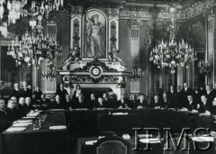 27 sierpnia 1928, Paryż, Francja.
Uroczyste podpisanie paktu Brianda-Kelloga (inaczej pakt paryski) o wyrzeczeniu się wojny jako instrumentu polityki narodowej. Pierwszy od prawej przy stole siedzi minister spraw zagranicznych August Zaleski.
Fot. Instytut Polski i Muzeum im. gen. Sikorskiego w Londynie. [kolekcja Augusta Zaleskiego, teczka 27]